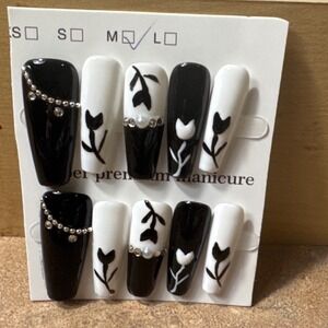 Press On Nails Black and White Flower Design Manicure Set